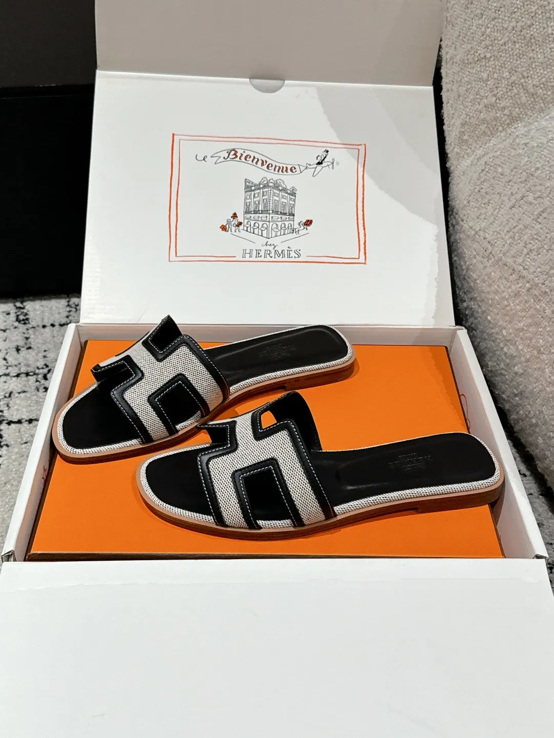 💕💕Factory direct selling price p480💕💕 HERMES Hermès Oran series H classic slippers flat slippers 2025 spring and summer latest color matching family portrait ❤️ Original development Purchasing quality Integrated rhinestones, rivets, palm prints, graffiti, embroidery and other details make the simple H slippers new! Add more matching possibilities! The basic colors and this year’s hot new colors are all with your eyes closed. A must-have item for H fans in summer❤️Every color is beautiful ✔️Upper: cowhide/sheep/hot diamond/denim ✔️Foot: original sheepskin ✔️Sole: Italian A-grade double-layer leather outsole ✔️Size: #35-42 (40.41.42 custom-made, non-refundable)